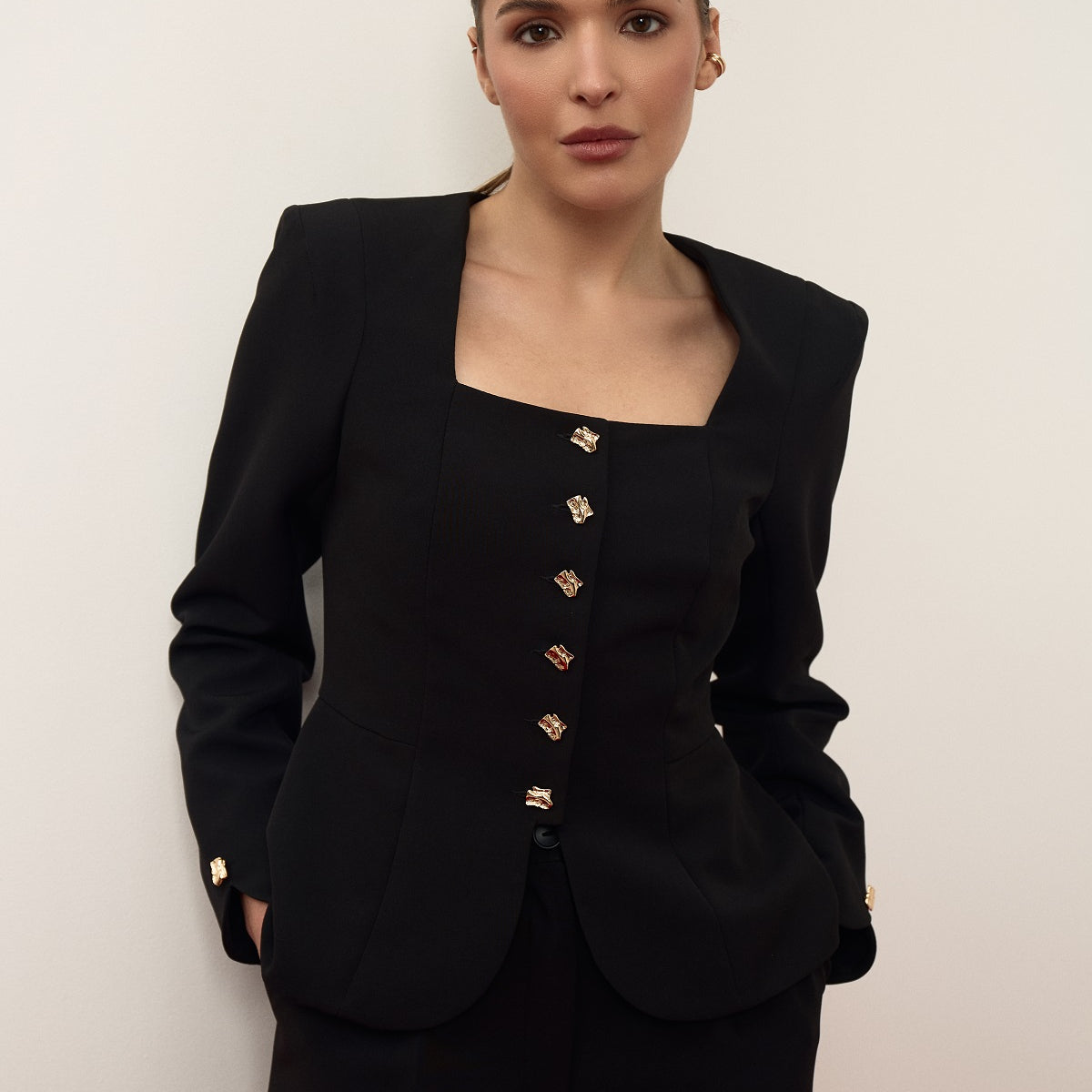 Приталений чорний жакет з квадратним вирізом і золотими ґудзиками