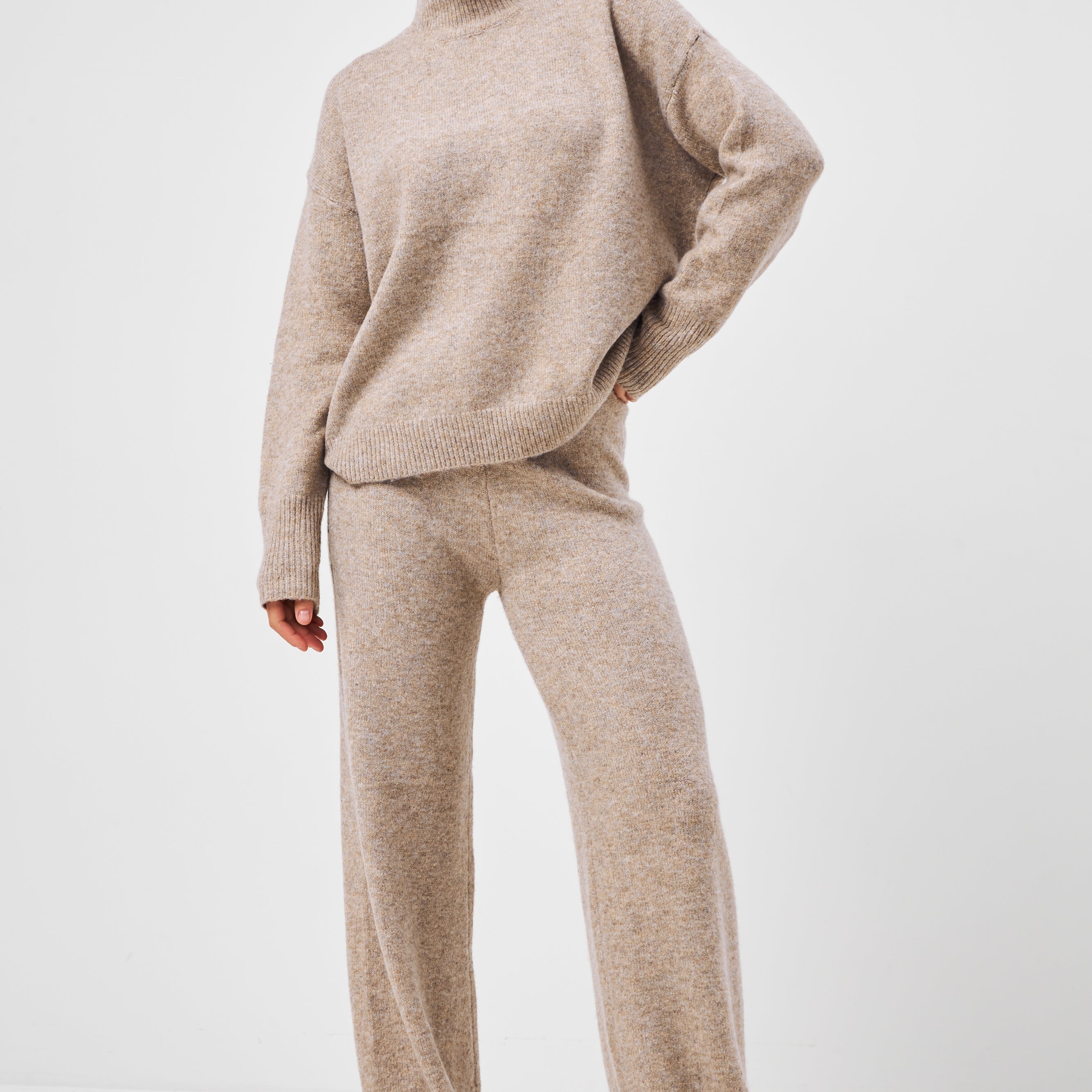 Штани в'язані з розрізами