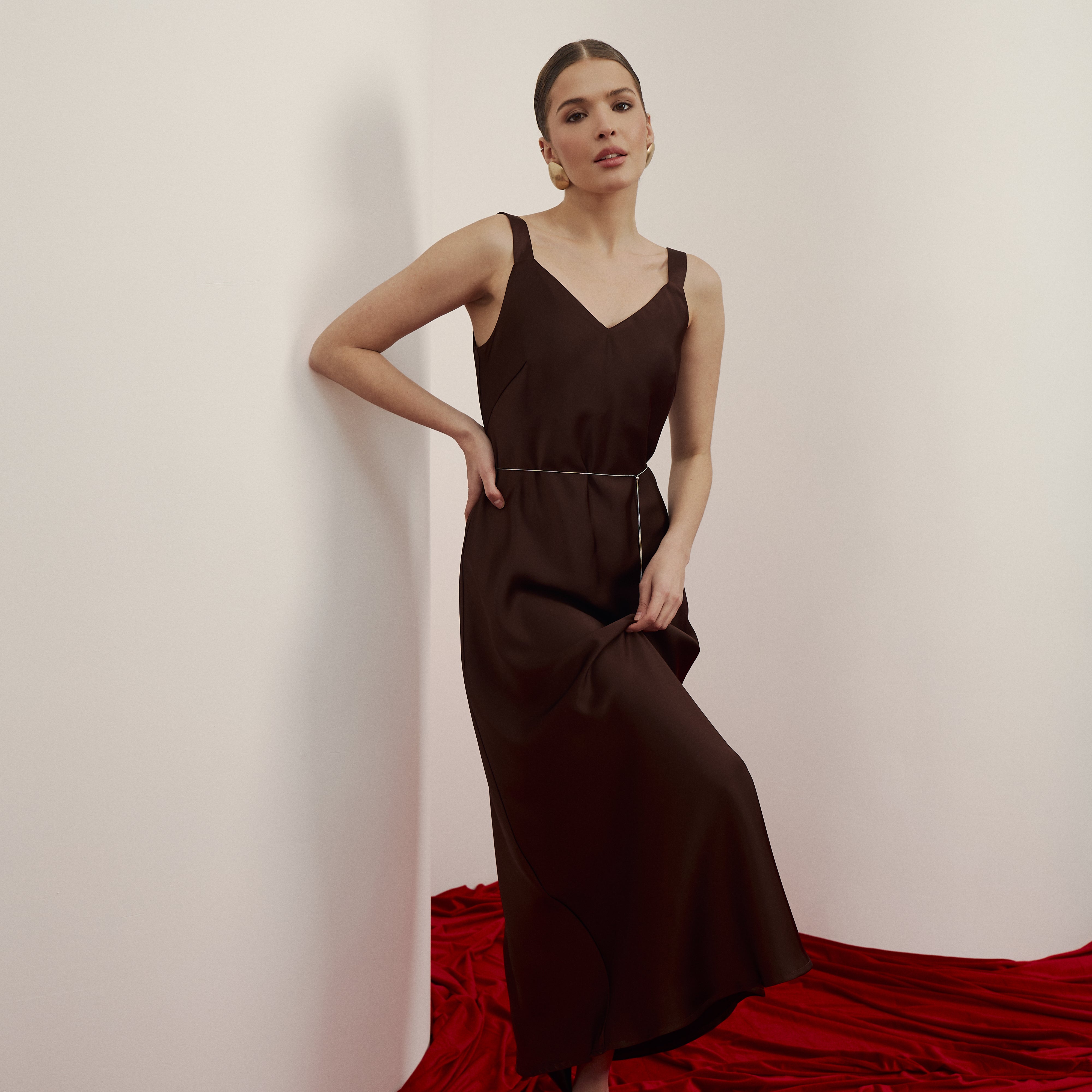 Атласна сукня міді на тонких бретелях