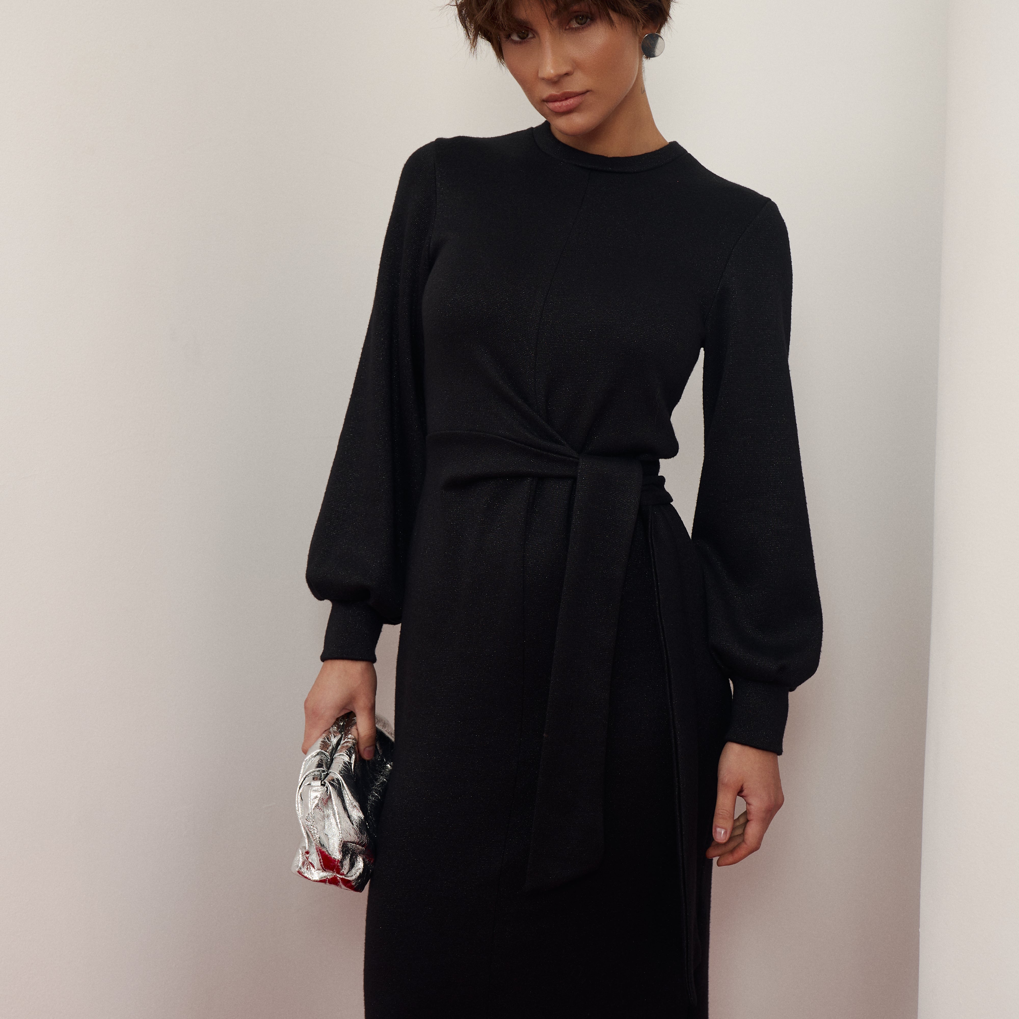 Чорна трикотажна сукня міді з перекрутом та об'ємними рукавами