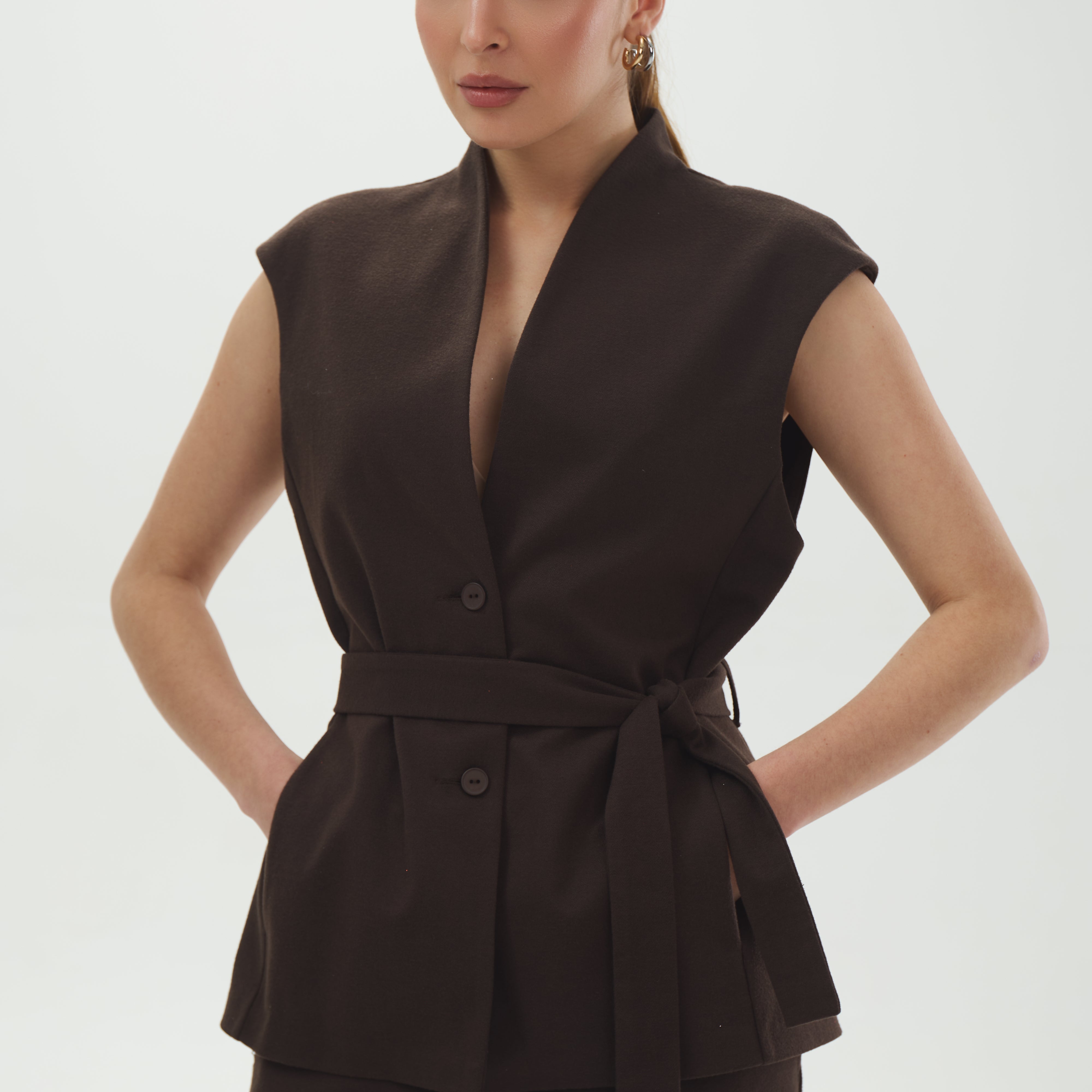 Жіночий жилет у смужку з поясом