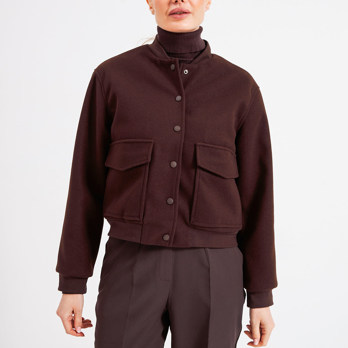 Куртка-бомбер на кнопках з кишенями клапанами