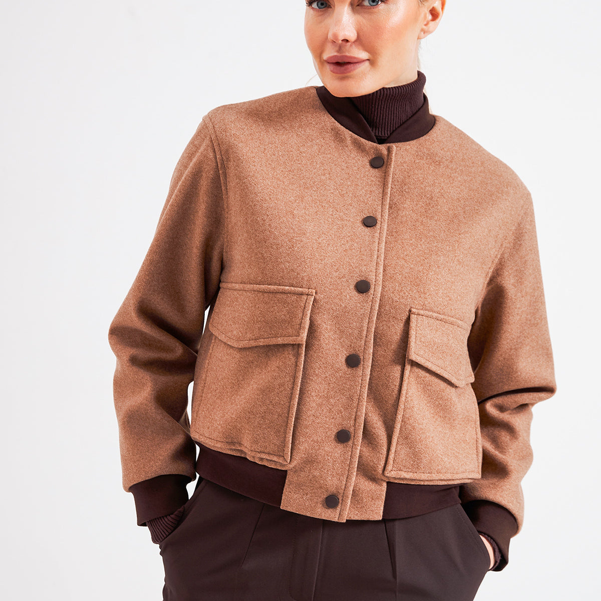 Куртка-бомбер на кнопках з кишенями клапанами