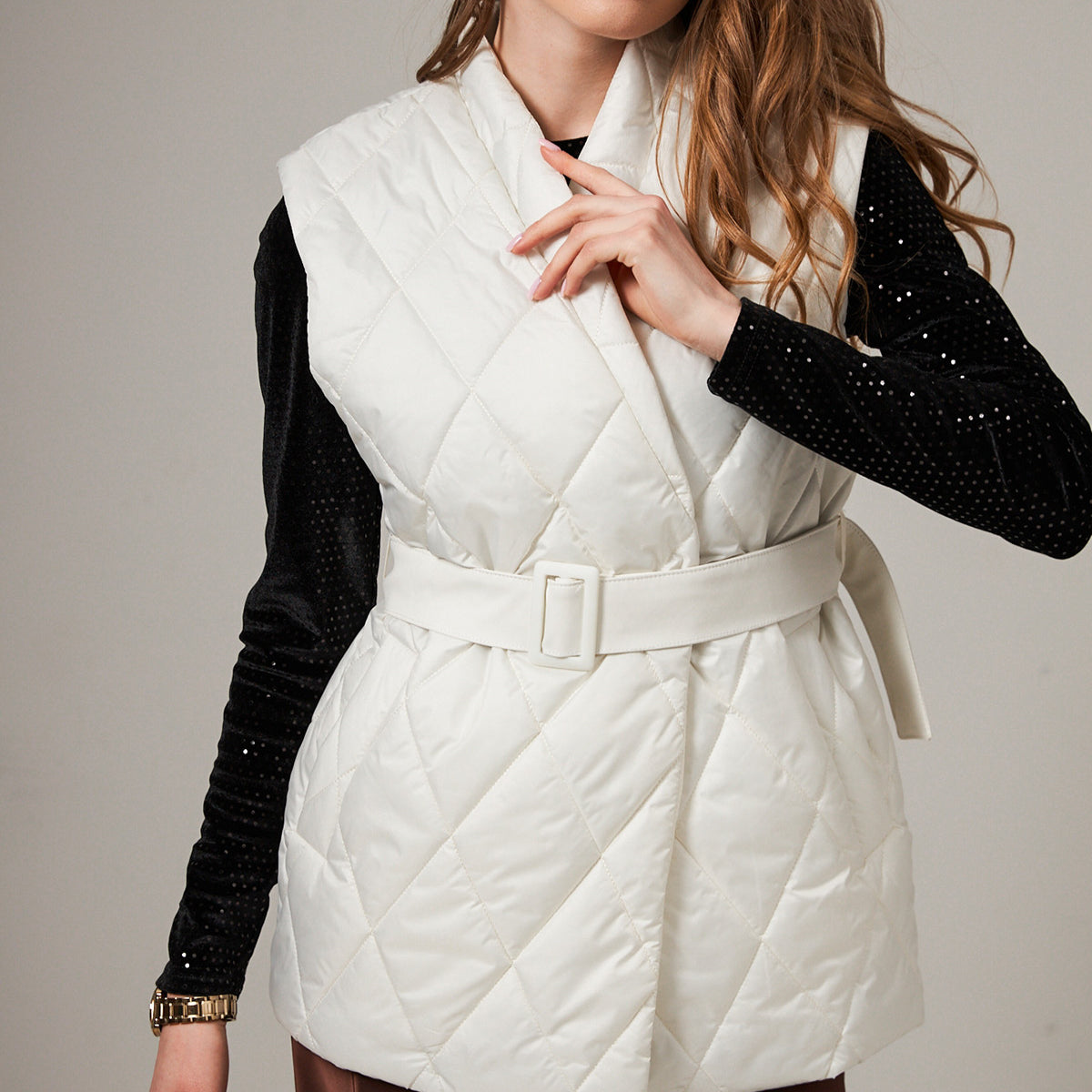 Жилет стьобаний на запах з поясом