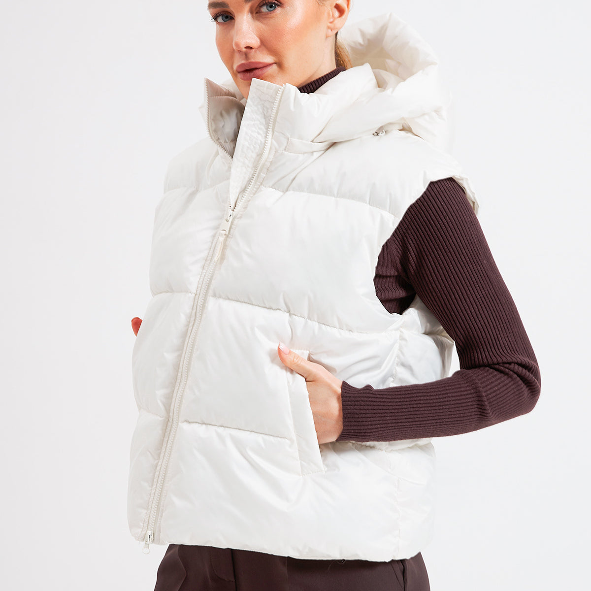 Жилет на блискавці з капюшоном