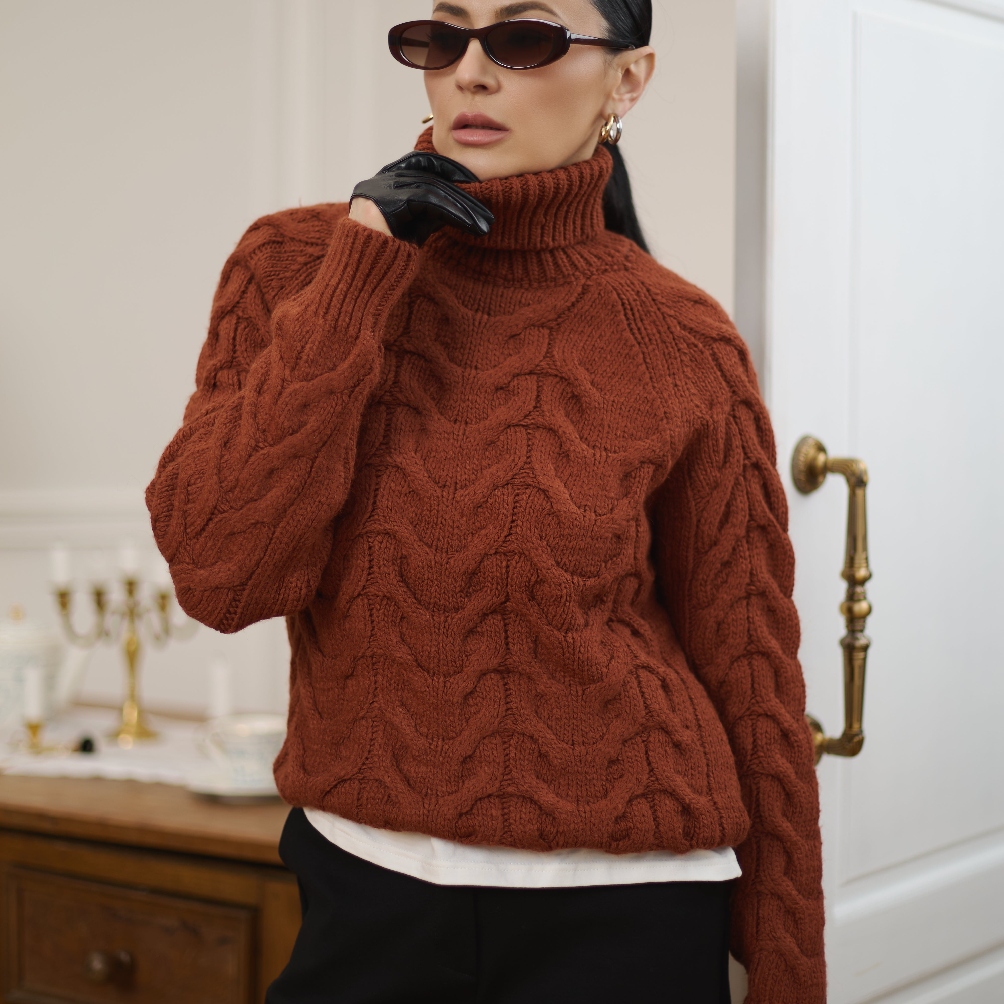 Жіночий в'язаний светр із візерунком «коси»