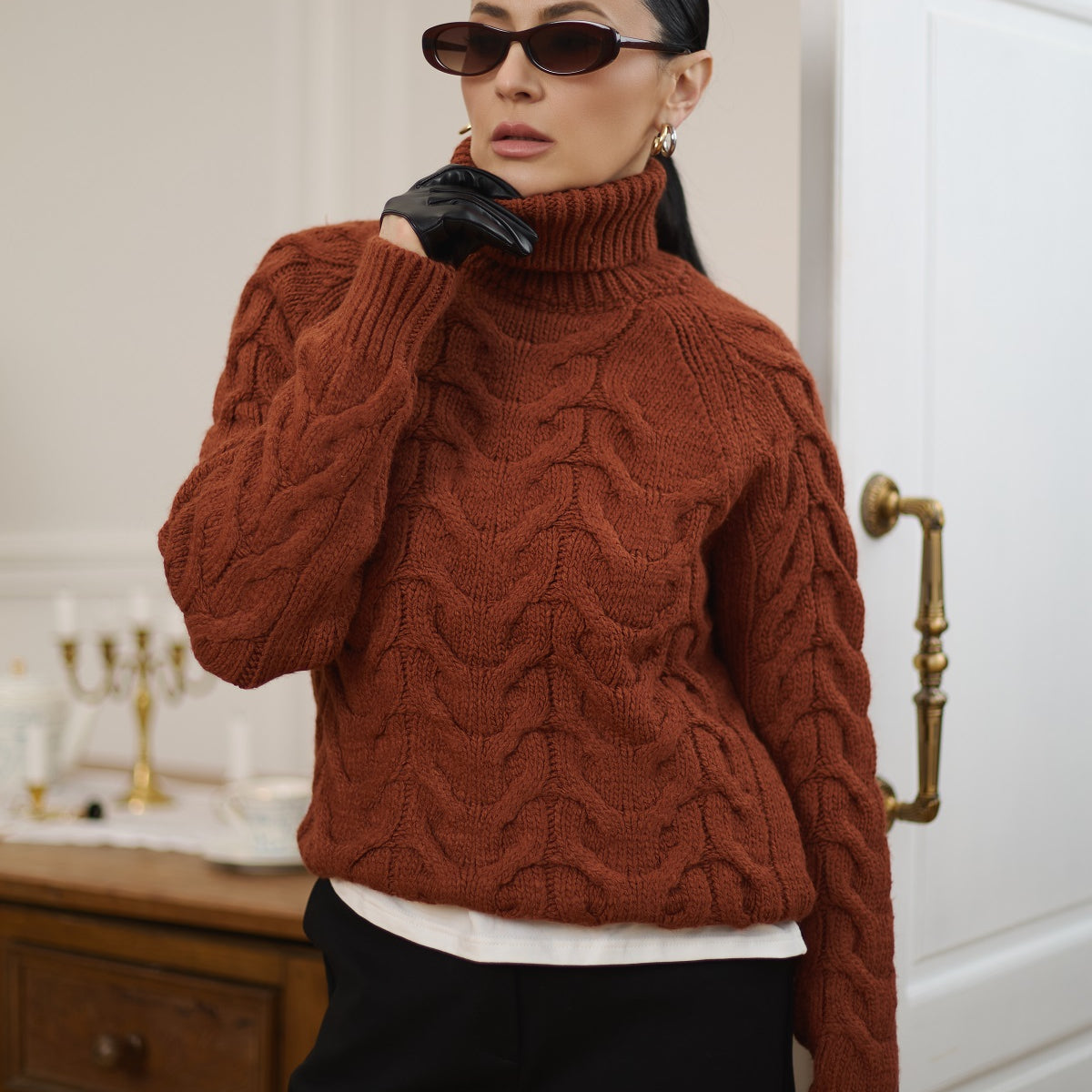 Жіночий в'язаний светр із візерунком «коси»