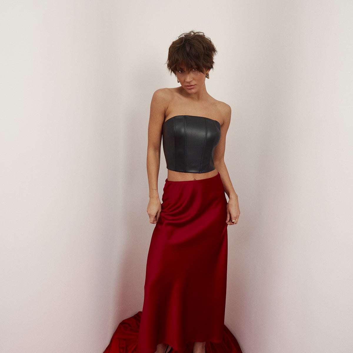 Атласна спідниця максі по косій