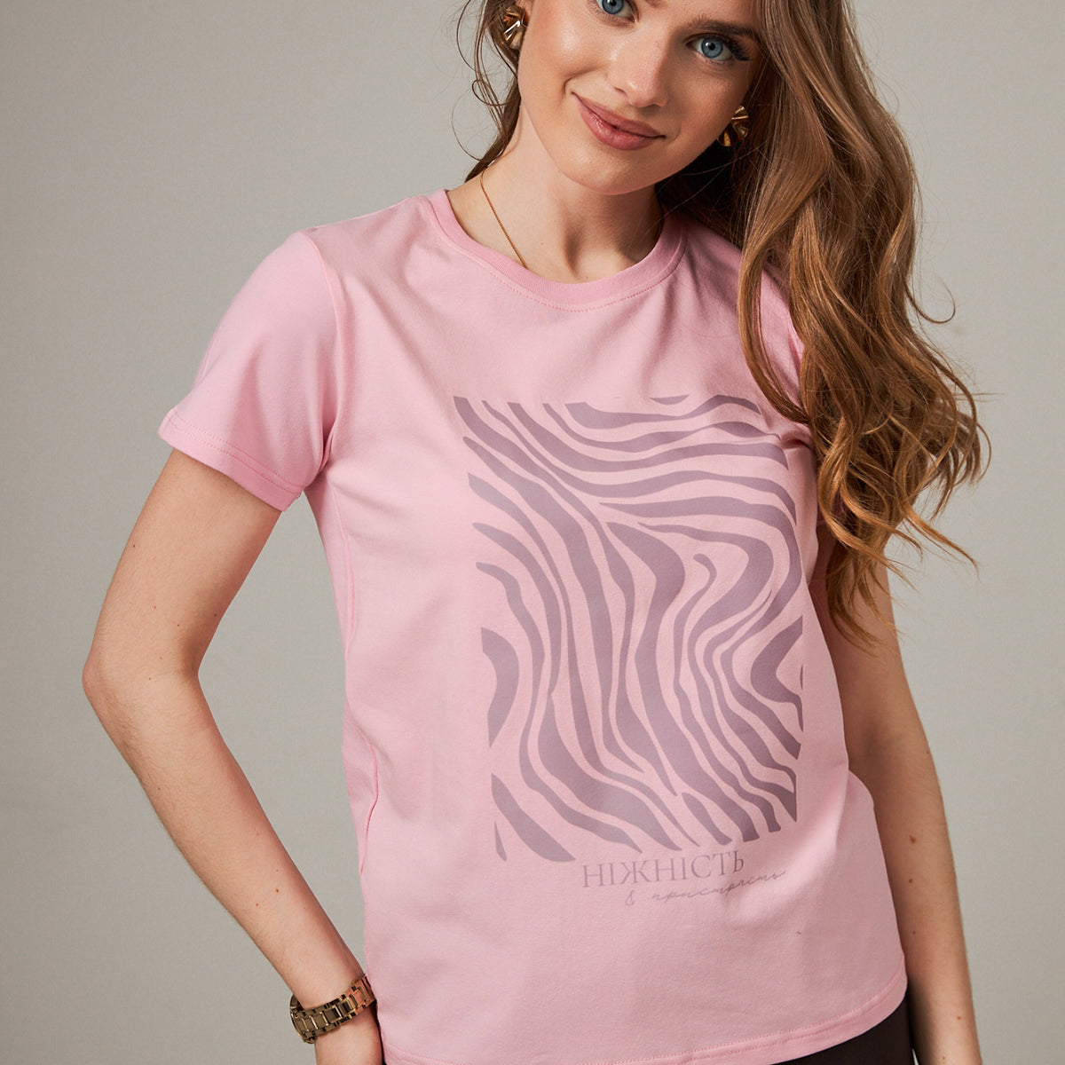 Футболка базова з принтом Ніжність