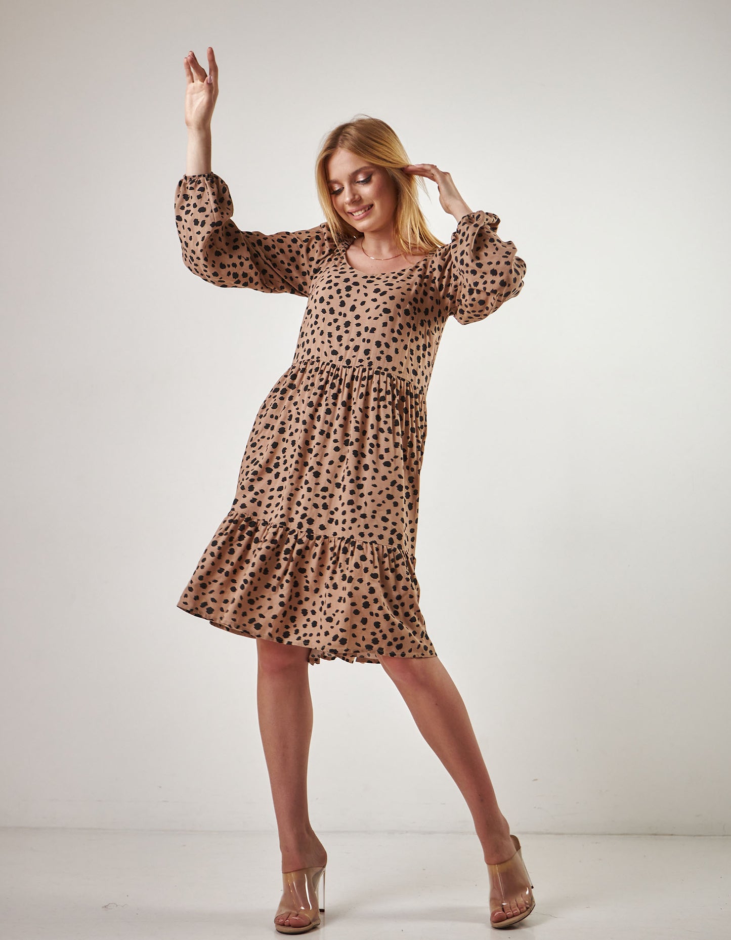 Жiноча сукня з леопардовим принтом