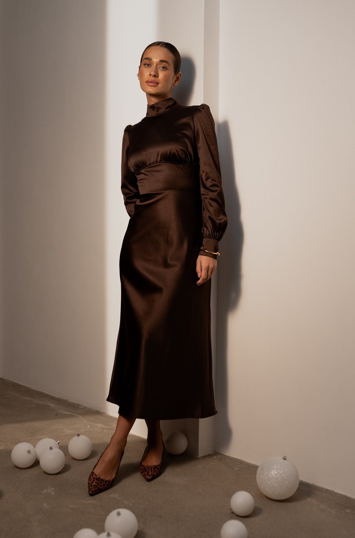 Сукня максі святкова атласна з відкритою спиною